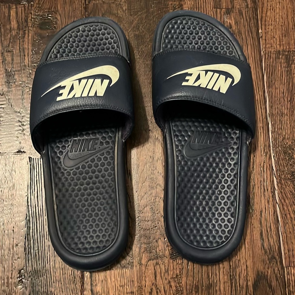 Nike slides women’s 8 or men’s 6.5